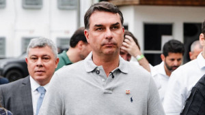 Na Bahia, Flávio Bolsonaro chama reajuste do Bolsa Família de “ato de desespero” e “ilegal”