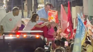 Janja intervém após apoiadora abraçar Lula durante carreata no Ceará