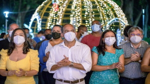 Prefeito Elinaldo entrega oficialmente a iluminação do Natal de Luz