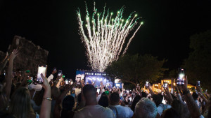Vina Calmon agitou o Réveillon Praia do Forte com show vibrante e música inédita