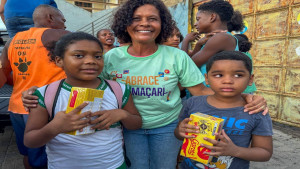 Abrace Camaçari distribui chocolates e anima a Páscoa da criançada