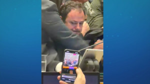 Ameaçado de cassação, Glauber Braga ocupa mesa da Câmara e é retirado à força