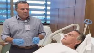 Médicos de Bolsonaro avaliam possibilidade de nova cirurgia, diz boletim