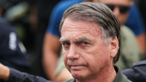 Exército abre processo para cassar porte de arma de Bolsonaro e de generais