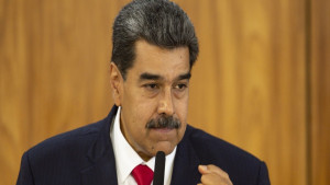 Após rumores de fuga, Maduro reaparece na Venezuela