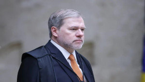 Senadores protocolam impeachment de Toffoli por atuação no caso Master