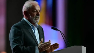 ''Hilário'' Lula diz que valor do salário mínimo no Brasil é "muito baixo"