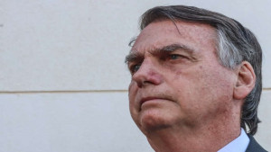 Bolsonaro sofreu traumatismo craniano; PF confirma transferência para hospital