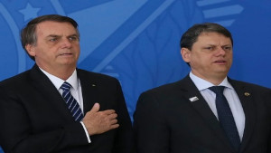 Moraes autoriza Tarcísio de Freitas a visitar Bolsonaro na Papudinha