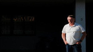 Bolsonaro já está em casa: Após alta, Bolsonaro coloca tornozeleira e passa a cumprir domiciliar