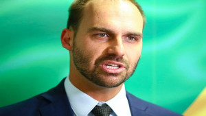 Moraes marca interrogatório de Eduardo Bolsonaro para 14 de abril