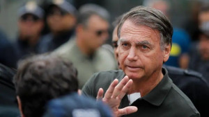Bolsonaro tem 'melhora da função renal' e segue na UTI sem previsão de alta, dizem médicos