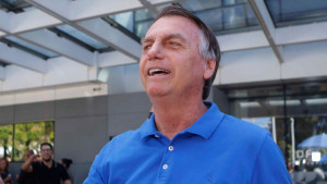Quadro de saúde de Bolsonaro está ‘evoluindo de forma satisfatória’, diz médico