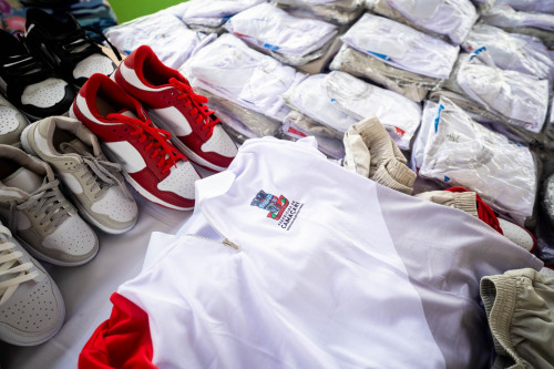 Prefeitura de Cama&ccedil;ari: Entrega de uniformes &eacute; iniciada na rede municipal e refor&ccedil;a qualidade e igualdade na educa&ccedil;&atilde;o